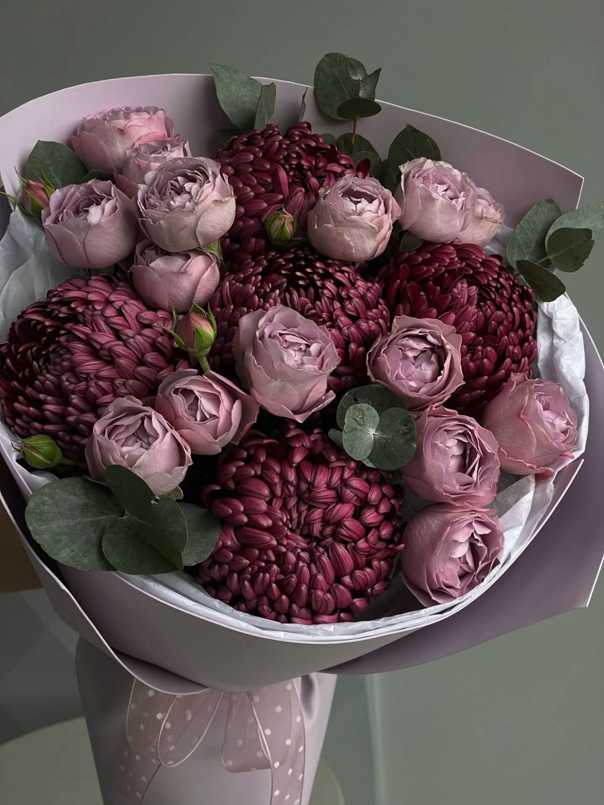 Bouquet of purple spray roses and chrysanthemums “Bigoudi”