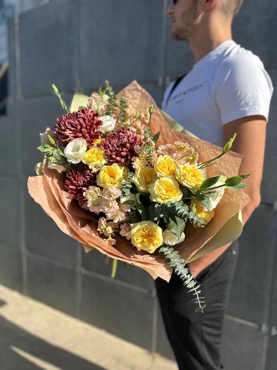 Ein Blumenstrauß aus Pfingstrosenrosen und Chrysanthemen im Online-Blumenladen BlumenHorizon