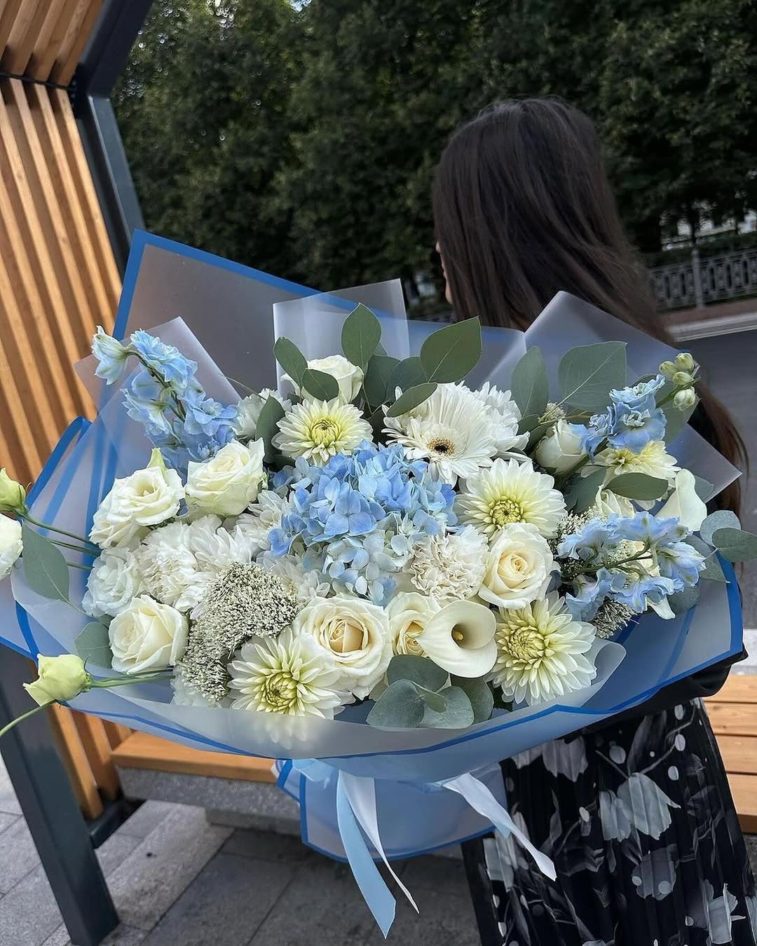 Bouquet of Avalanche roses, carnations and chrysanthemums in the online flower shop BlumenHorizon